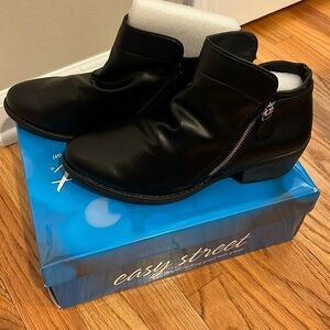 Easy street Gusto black bootie